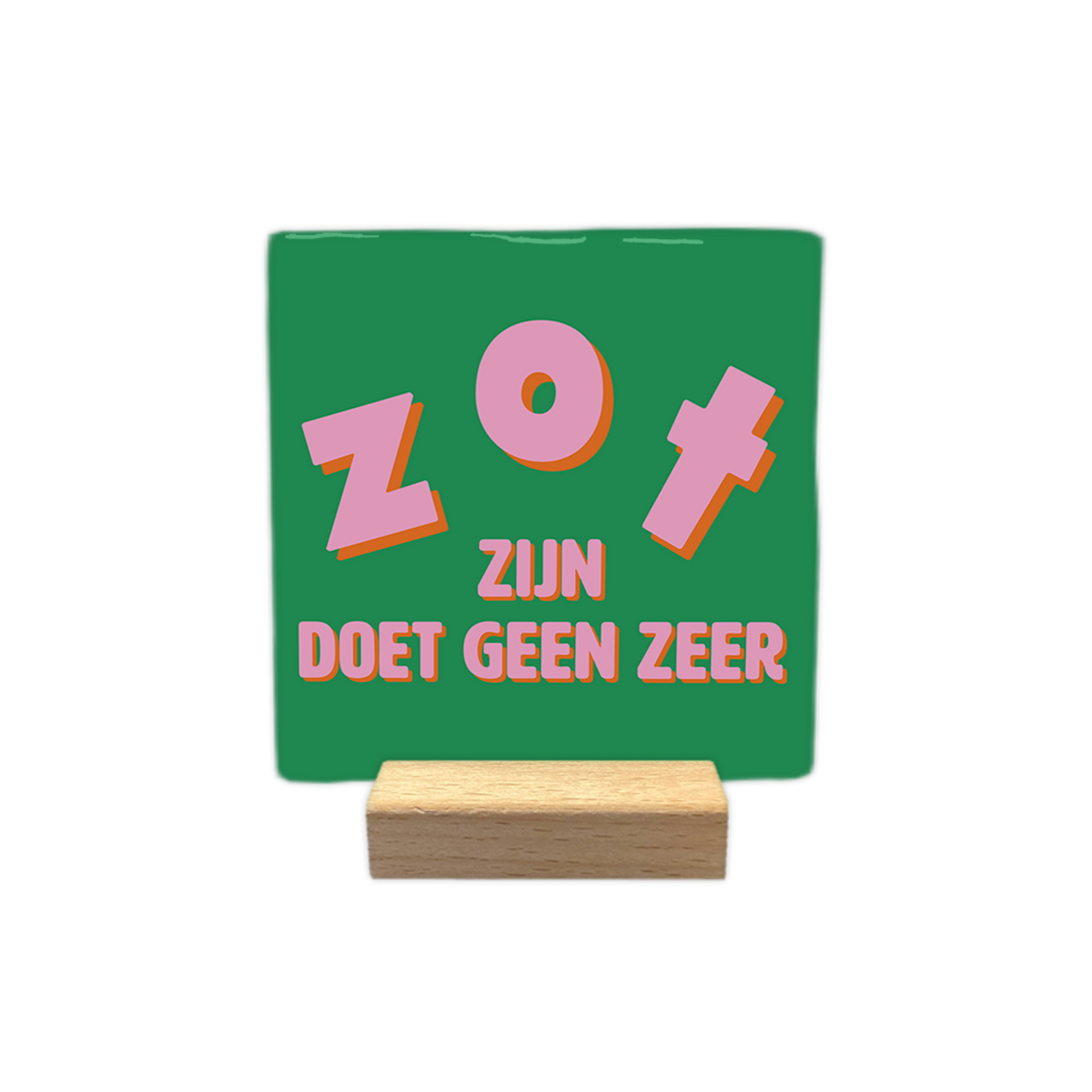 Zot zijn doet geen zeer - Decoratie tegel - Formaat: - Op deze decoratie tegel staat in het midden de tekst "zot zijn doet geen zeer". De woorden "zot" en "zijn" zijn groot en speels vormgegeven, terwijl "doet geen zeer" onderaan in een strakkere stijl staat. Alle letters zijn roze met een oranje schaduwrand. De achtergrond van de tegel is groen. - Snelwenskaart