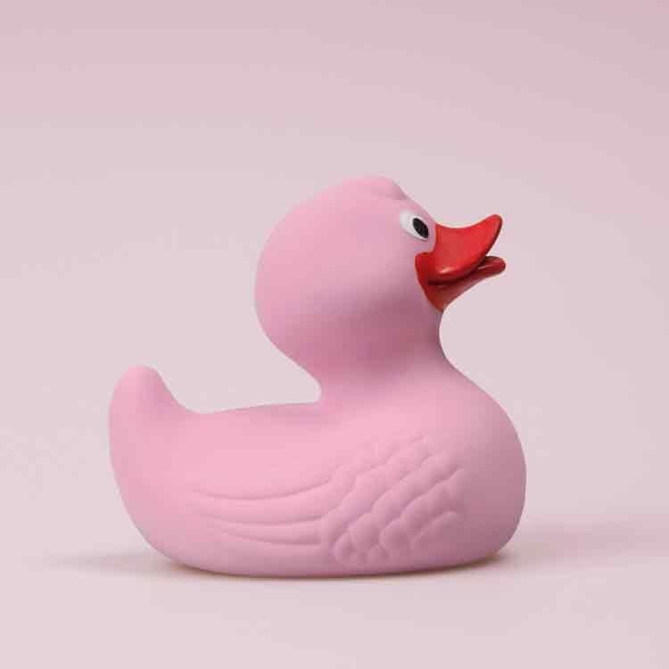 Op deze wenskaart staat een foto van een roze badeend.