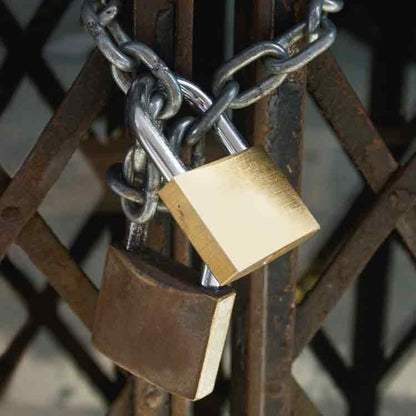 Op deze wenskaart staat een foto van een hek waar twee sloten omheen zitten.