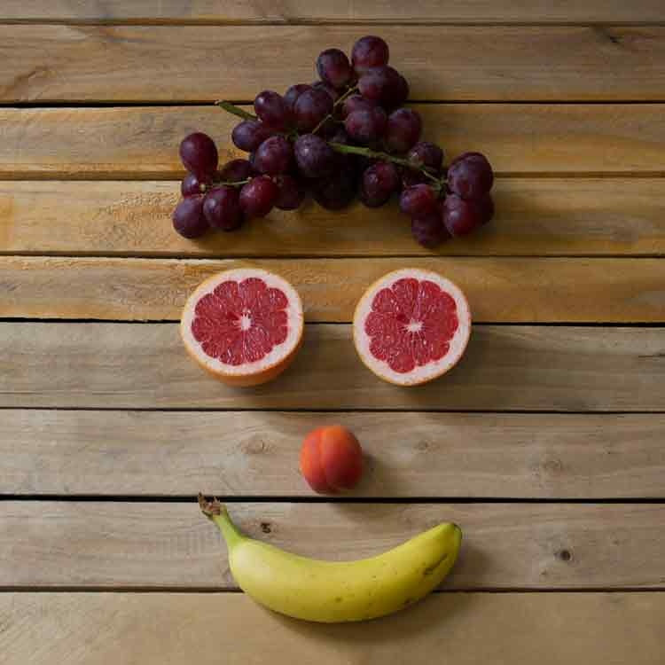 Op deze wenskaart staat foto van fruit dat een gezicht vormt.