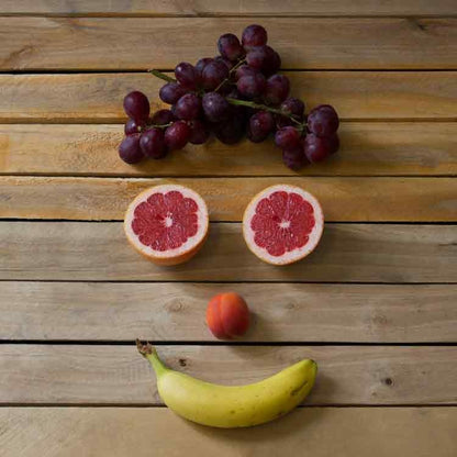 Op deze wenskaart staat foto van fruit dat een gezicht vormt.