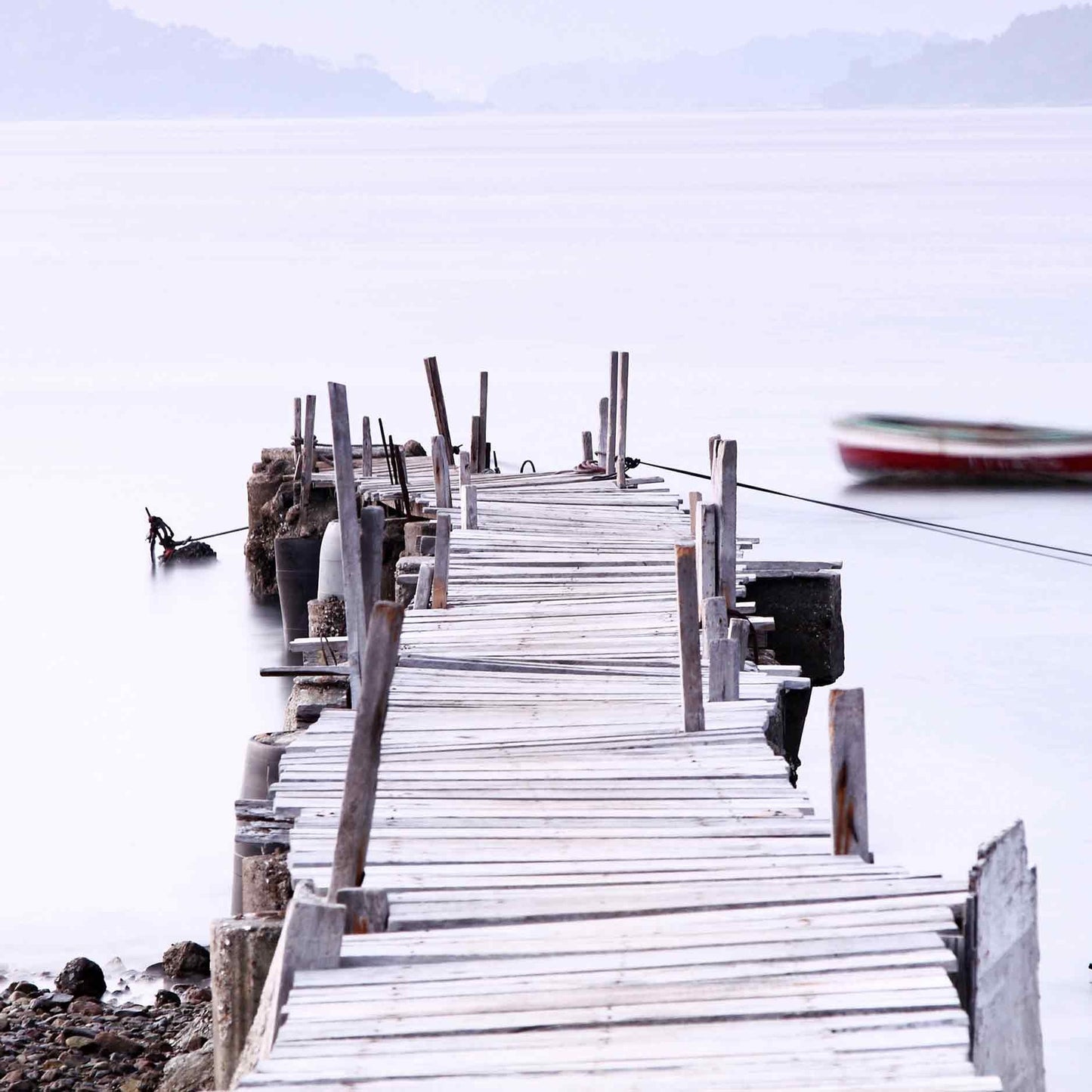 Op deze wenskaart staat een foto van een steiger die uitloopt op een meer.