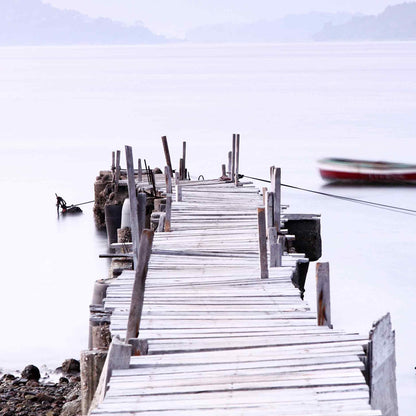 Op deze wenskaart staat een foto van een steiger die uitloopt op een meer.