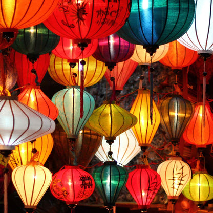 Op deze wenskaart staat een foto van lampionnen in diverse soorten kleuren en vormen.