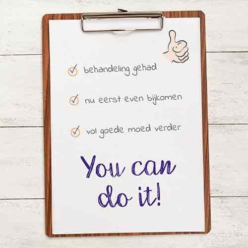 Op deze wenskaart staat een clipboard met daarop de tekst: "Behandeling gehad, nu eerst even bijkomen, vol goede moed verder. You can do it!".