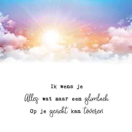 Op deze wenskaart staat de zon die boven de wolken uitschijnt. Daaronder staat de tekst: "Ik wens je alles wat maar een glimlach op je gezicht kan toveren".