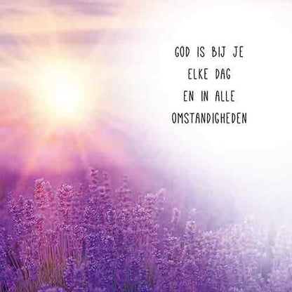 Op deze wenskaart staat een veld met lavendel waar de zon over schijnt. In de illustratie staat de tekst: "God is bij je elke dag en in alle omstandigheden".