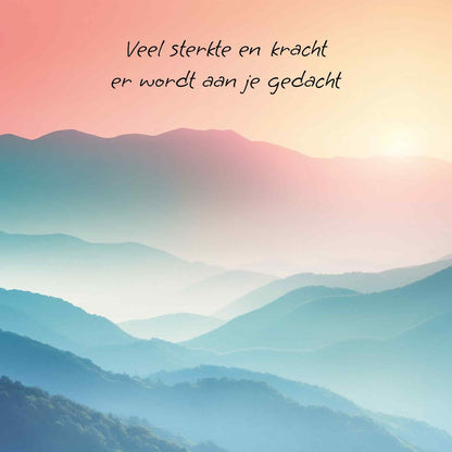 Op deze wenskaart staat een berglandschap met daarboven de tekst: "Veel sterkte en kracht er wordt aan je gedacht".