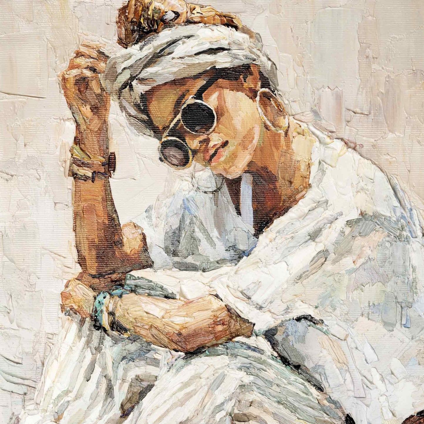 Op deze wenskaart staat een vrouw met een zonnebril op die op de grond zit.