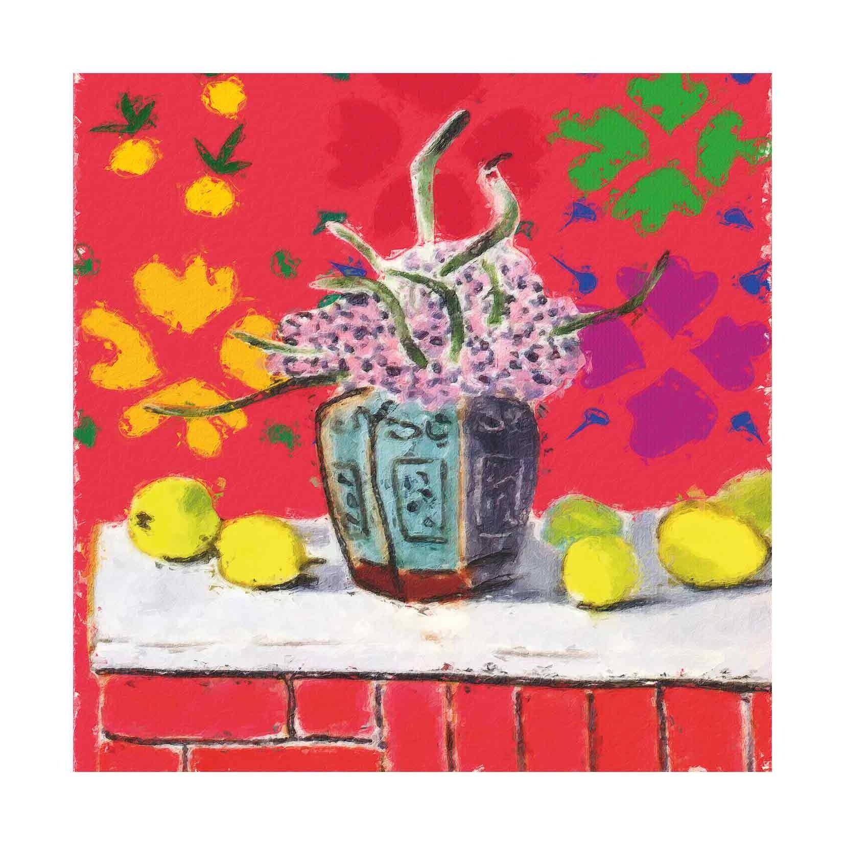 Op deze wenskaart staat een vaas met paarse bloemen en daarnaast gele citroenen.