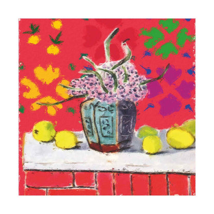 Op deze wenskaart staat een vaas met paarse bloemen en daarnaast gele citroenen.