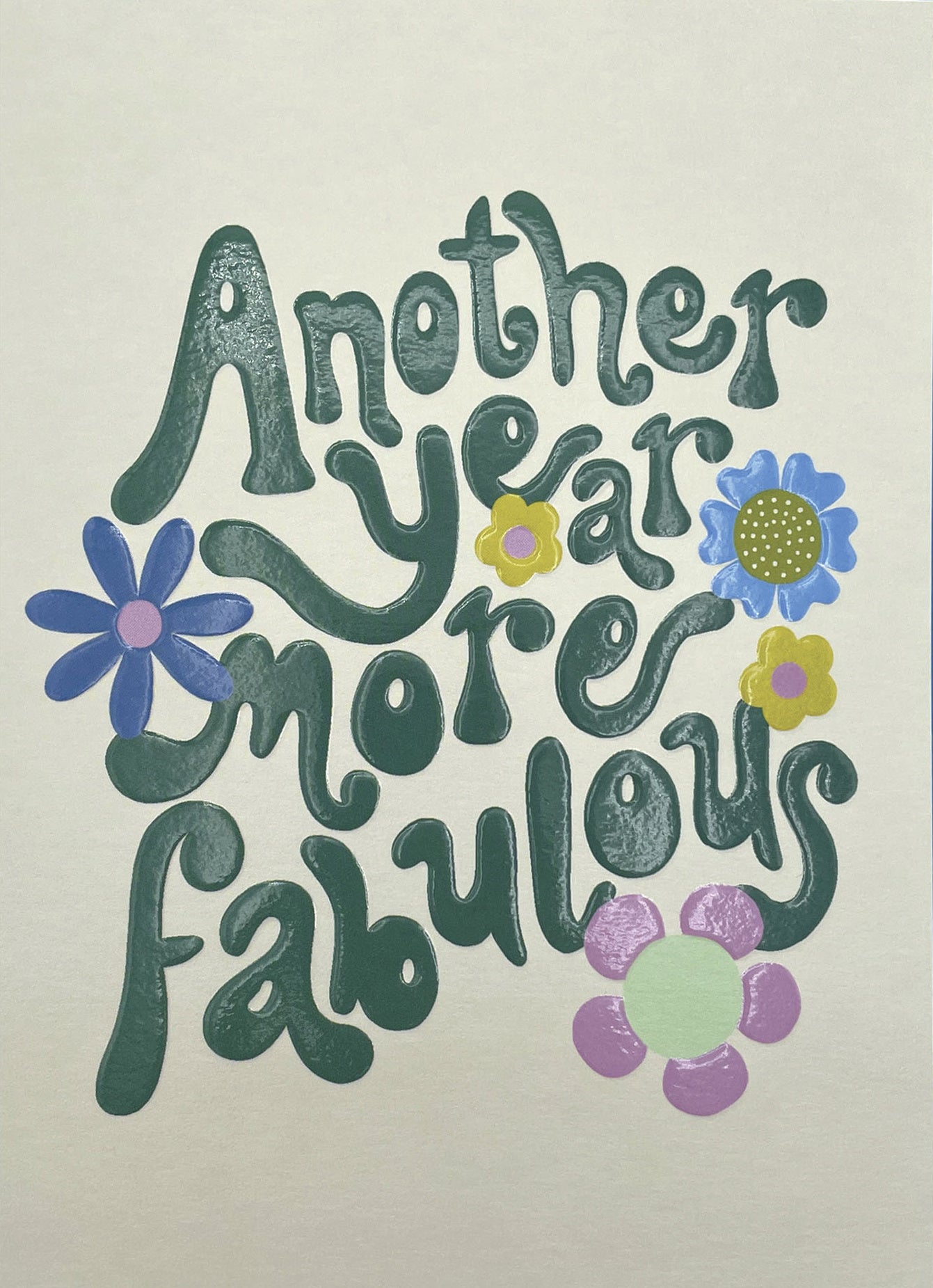 Op deze wenskaart staat de tekst: "Another year moren fabulous" omringt door bloemen.