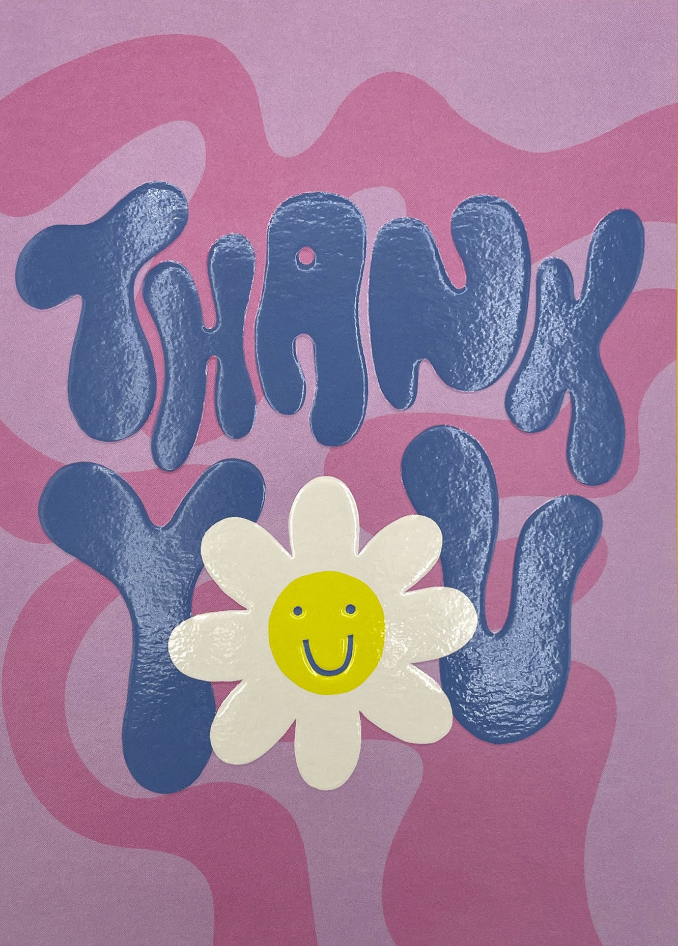 Op deze wenskaart staat de tekst: "Thank you" op een donkerroze achtergrond.