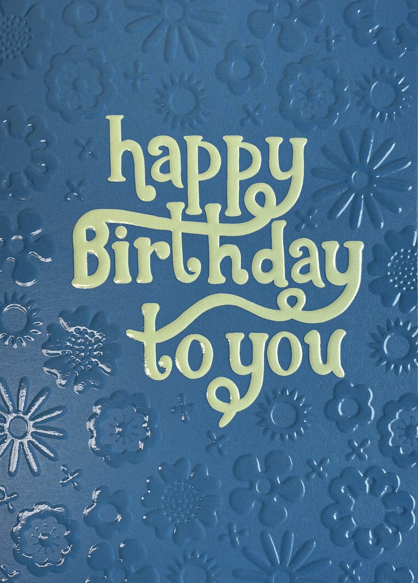 Op deze wenskaart staat de tekst: "Happy birthday to you".