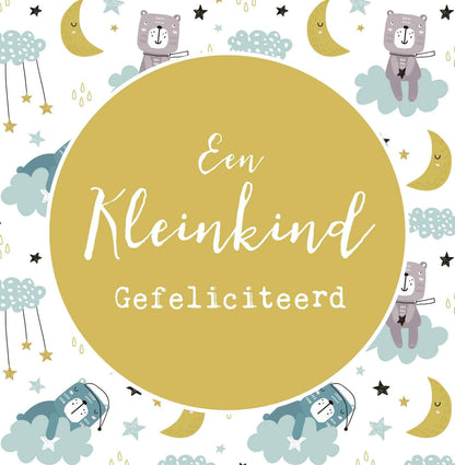 Op deze wenskaart staan getekende beren, manen, sterren en wolkjes. In het midden staat een gele cirkel met de tekst: "Een kleinkind gefeliciteerd".