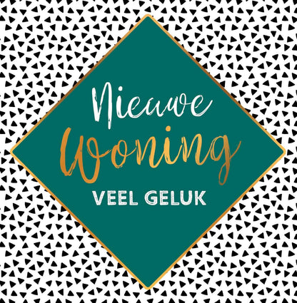 Op deze wenskaart staan zwarte driehoeken met in het midden een groene ruit met gouden omlijning. In het midden staat de tekst: "Nieuwe woning veel geluk".