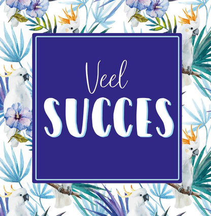 Op deze wenskaart staan groene en blauwe bloemen met witte vogels. In het midden staat een blauw vierkant met de tekst: "Veel succes".
