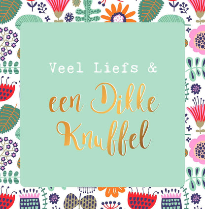 Op deze wenskaart staan bloemen en bladeren in diverse kleuren met in het midden een mintgroen vierkant met de tekst: "Veel liefs & een dikke knuffel".