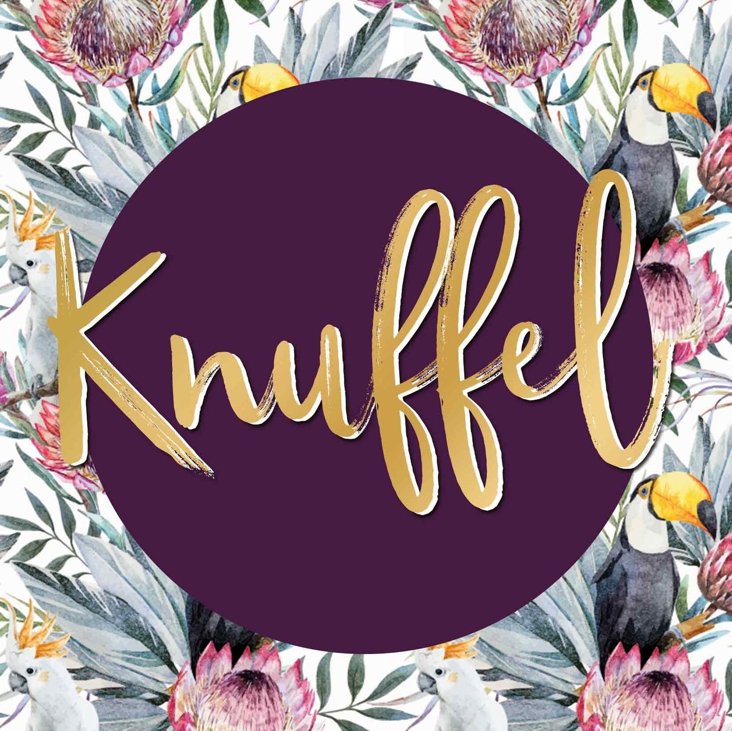 Op deze wenskaart staan roze bloemen met groene bladeren en witte en zwarte vogels. In het midden staat een paarse cirkel met de tekst: "Knuffel".