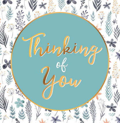 Op deze wenskaart staan bloemen in diverse kleuren met in het midden een mintgroene crikel met gouden omlijning en de tekst: "Thinking of you".