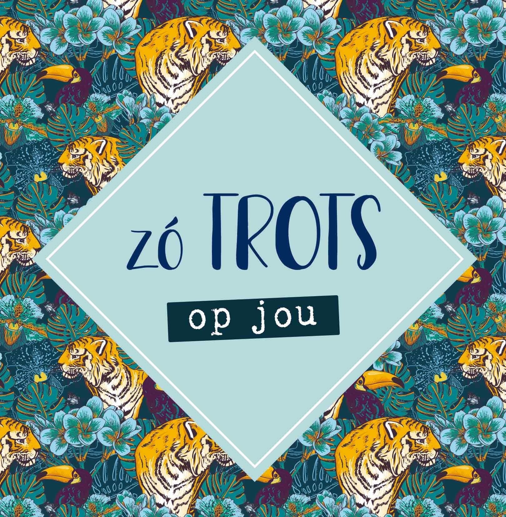 Op deze wenskaart staan groene en blauwe bladeren met toekans en tijgers. In het midden staat een blauwe ruit met de tekst: "Zó trots op jou".