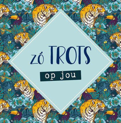 Op deze wenskaart staan groene en blauwe bladeren met toekans en tijgers. In het midden staat een blauwe ruit met de tekst: "Zó trots op jou".