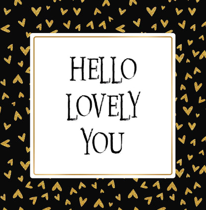 Op deze wenskaart staan gouden hartjes met in het midden een wit vierkant met gouden omlijning en de tekst: "Hello lovely you".