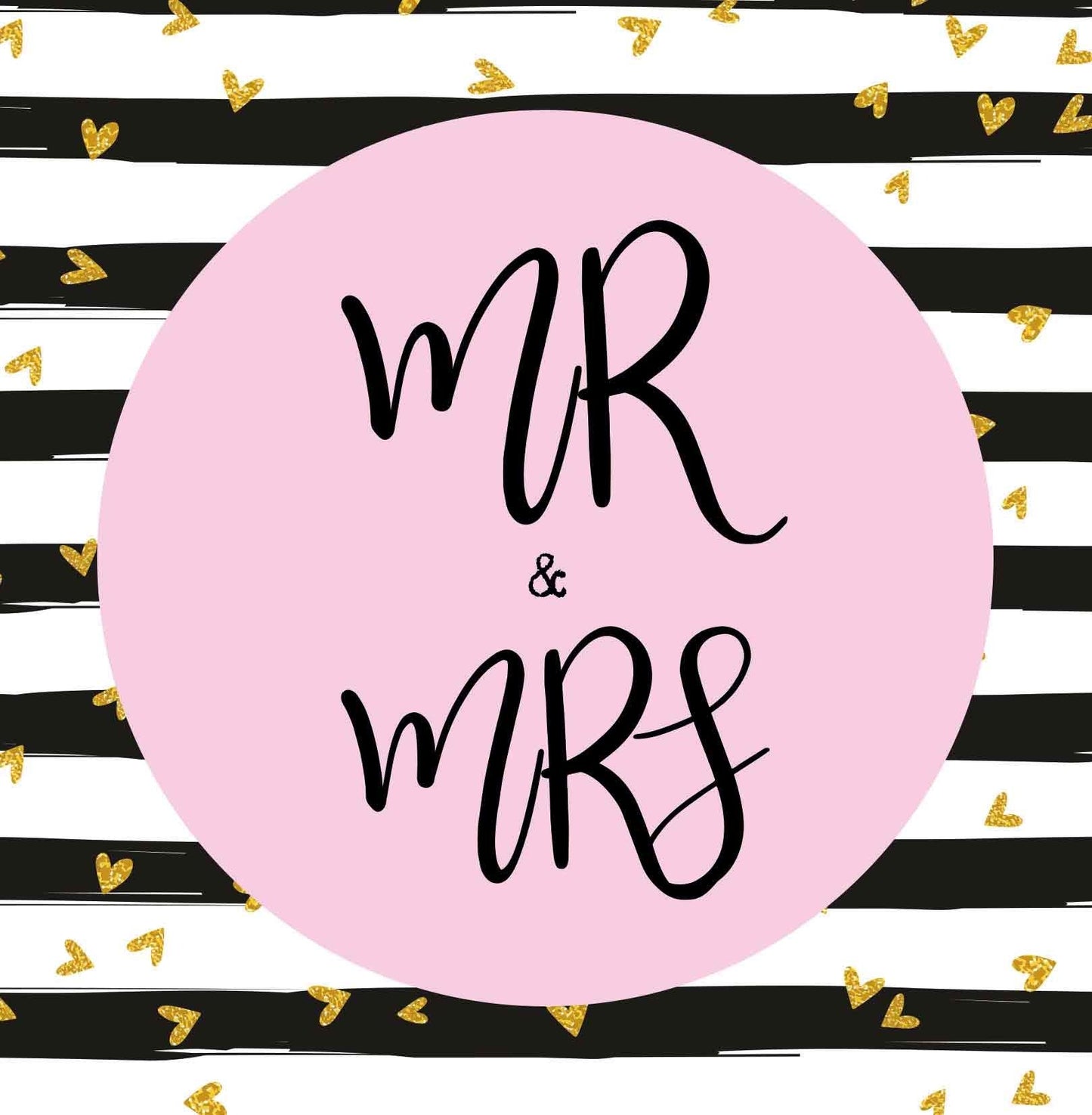 Op deze wenskaart staan zwarte en witte lijnen met kleine gouden hartjes. In het midden staat een roze cirkel met de tekst: "MR & MRS".