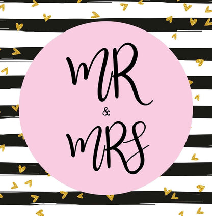 Op deze wenskaart staan zwarte en witte lijnen met kleine gouden hartjes. In het midden staat een roze cirkel met de tekst: "MR & MRS".