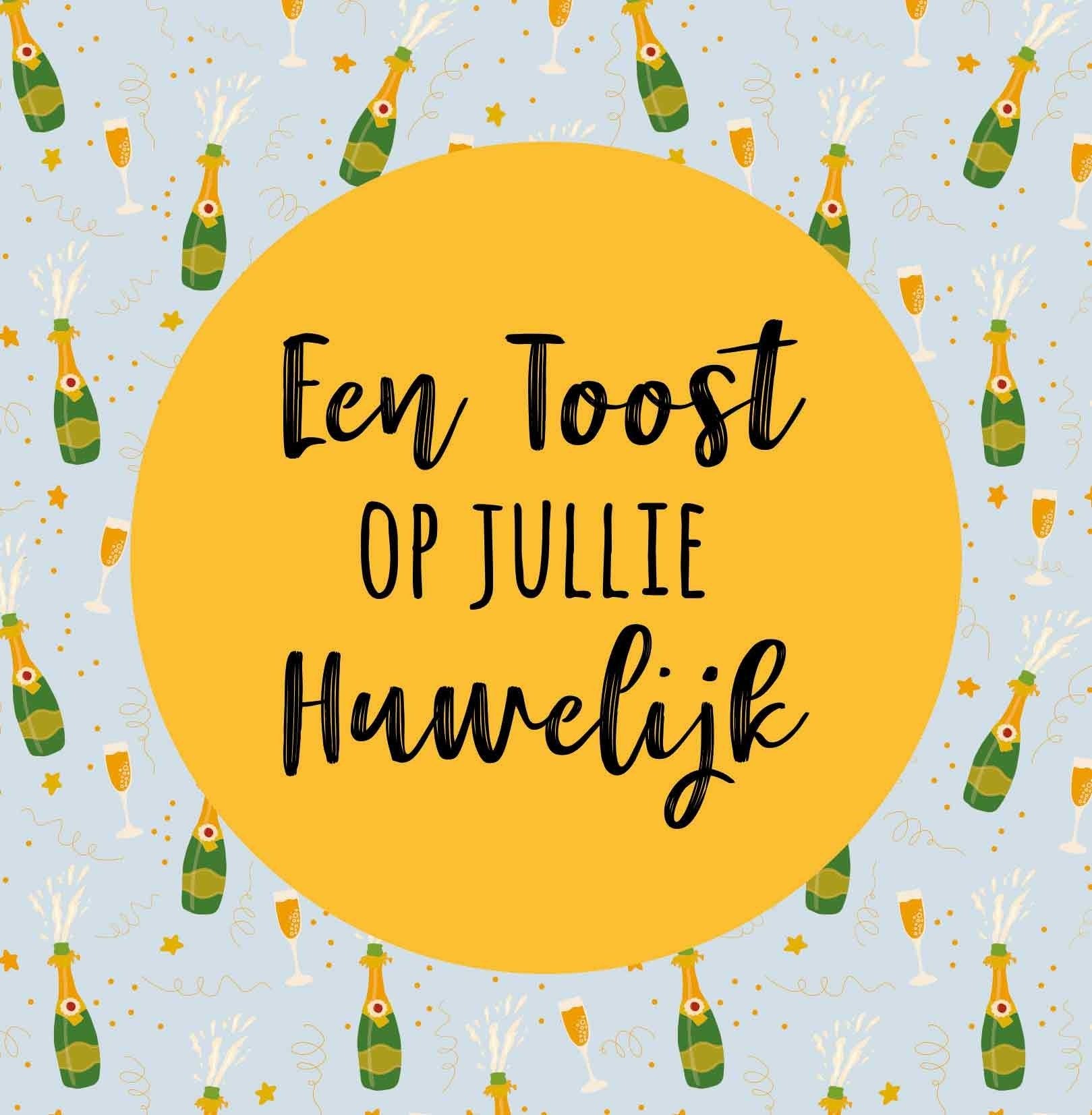 Op deze wenskaart staan champagneflessen en champagneglaze. In het midden staat een gele cirkel met de tekst: "Een toost op jullie huwelijk".