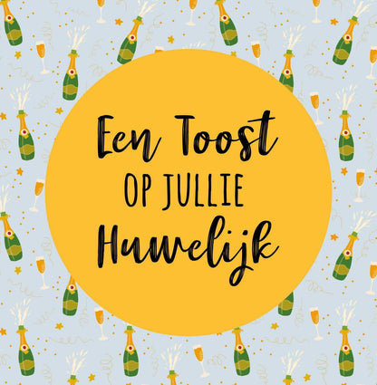 Op deze wenskaart staan champagneflessen en champagneglaze. In het midden staat een gele cirkel met de tekst: "Een toost op jullie huwelijk".