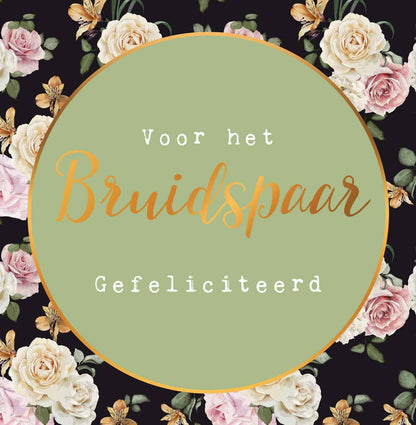 Op deze wenskaart staan rozen in diverse kleuren met in het midden een groene cirkel met gouden omlijning en de tekst: "Voor het bruidspaar gefeliciteerd".