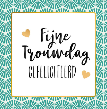 Op deze wenskaart staan blauwe lijnen in de vorm van schelpen met in het midden een wit vierkant met gouden omlijning en de tekst: "Fijne trouwdag gefeliciteerd".