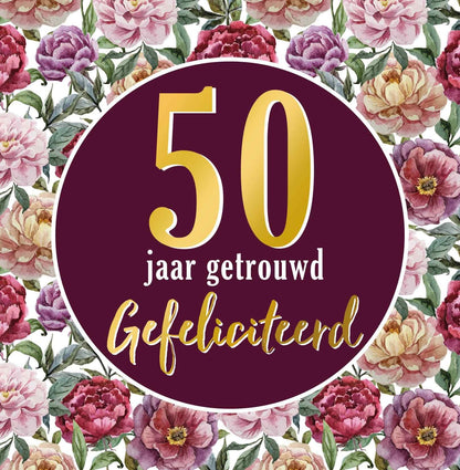 Op deze wenskaart staan bloemen in diverse kleuren met in het midden een bordeauxrode cirkel en de tekst: "50 jaar getrouwd gefeliciteerd".