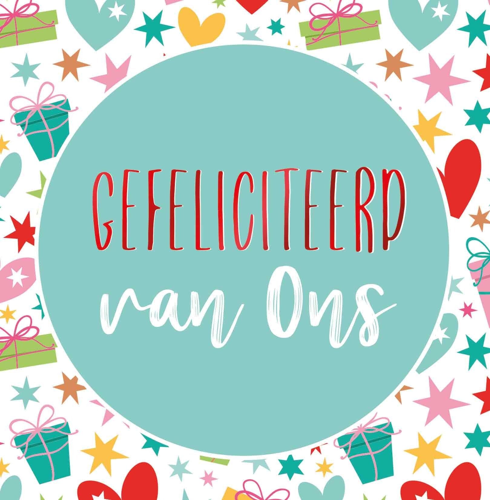 Op deze wenskaart staan cadeautjes, hartjes en sterren in diverse kleuren. In het midden staat een mintgroene cirkel met de tekst: "Gefeliciteerd met ons".