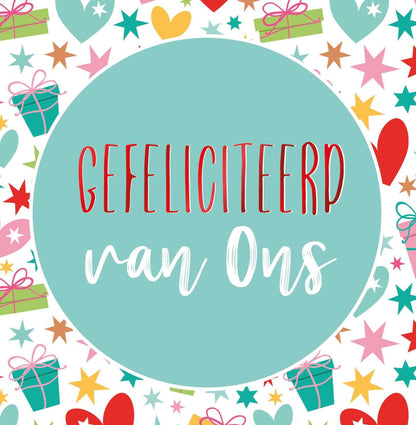 Op deze wenskaart staan cadeautjes, hartjes en sterren in diverse kleuren. In het midden staat een mintgroene cirkel met de tekst: "Gefeliciteerd met ons".