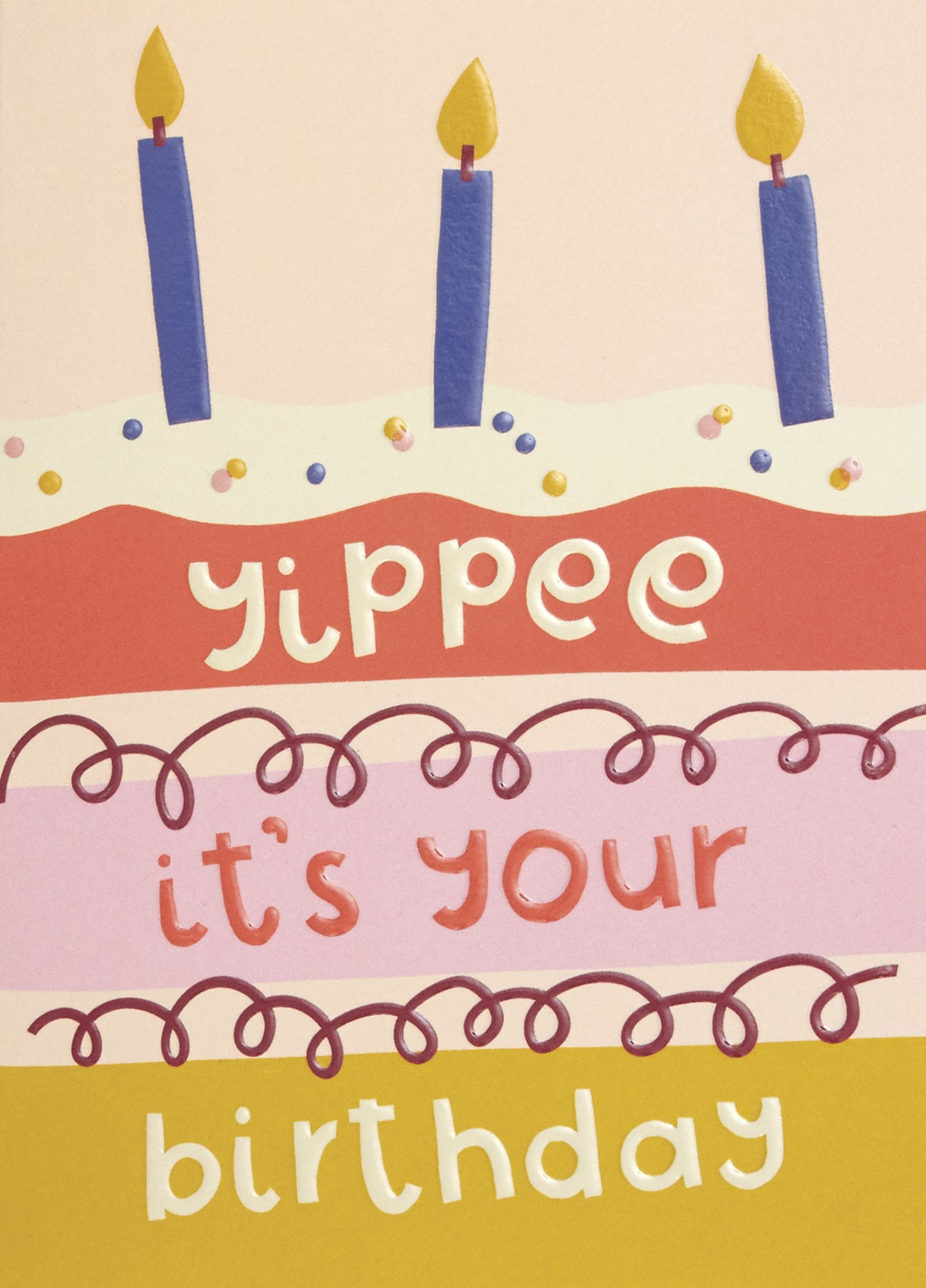Op deze wenskaart staat een taart met kaarsjes en de tekst: "Yippee it's your birthday".