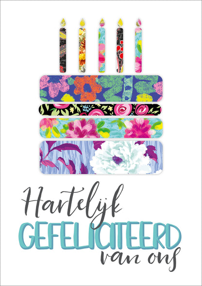 Op deze wenskaart staat een taart met kaartjes en daaronder de tekst: "Hartelijk gefeliciteerd van ons".