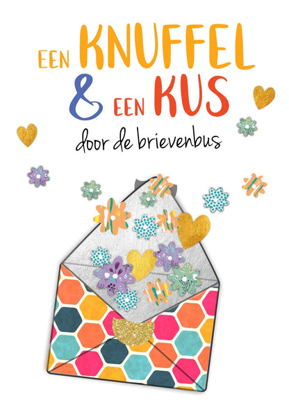 Op deze wenskaart staat een envelop waar bloemen en hartjes uit komen. Daarboven staat de tekst: "Een knuffel & een kus door de brievenbus".