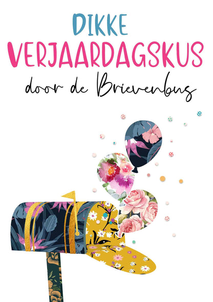 Op deze wenskaart staat een brievenbus waar ballonnen uitkomen met daarboven de tekst: "Dikke verjaardagskus door de brievenbus".