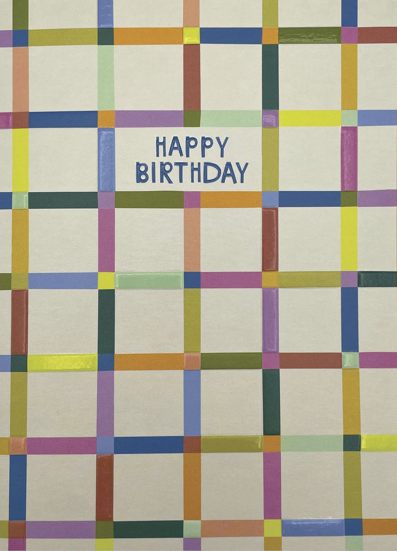 Op deze wenskaart staan lijnen in diverse kleuren met in het midden de tekst: "Happy birthday".