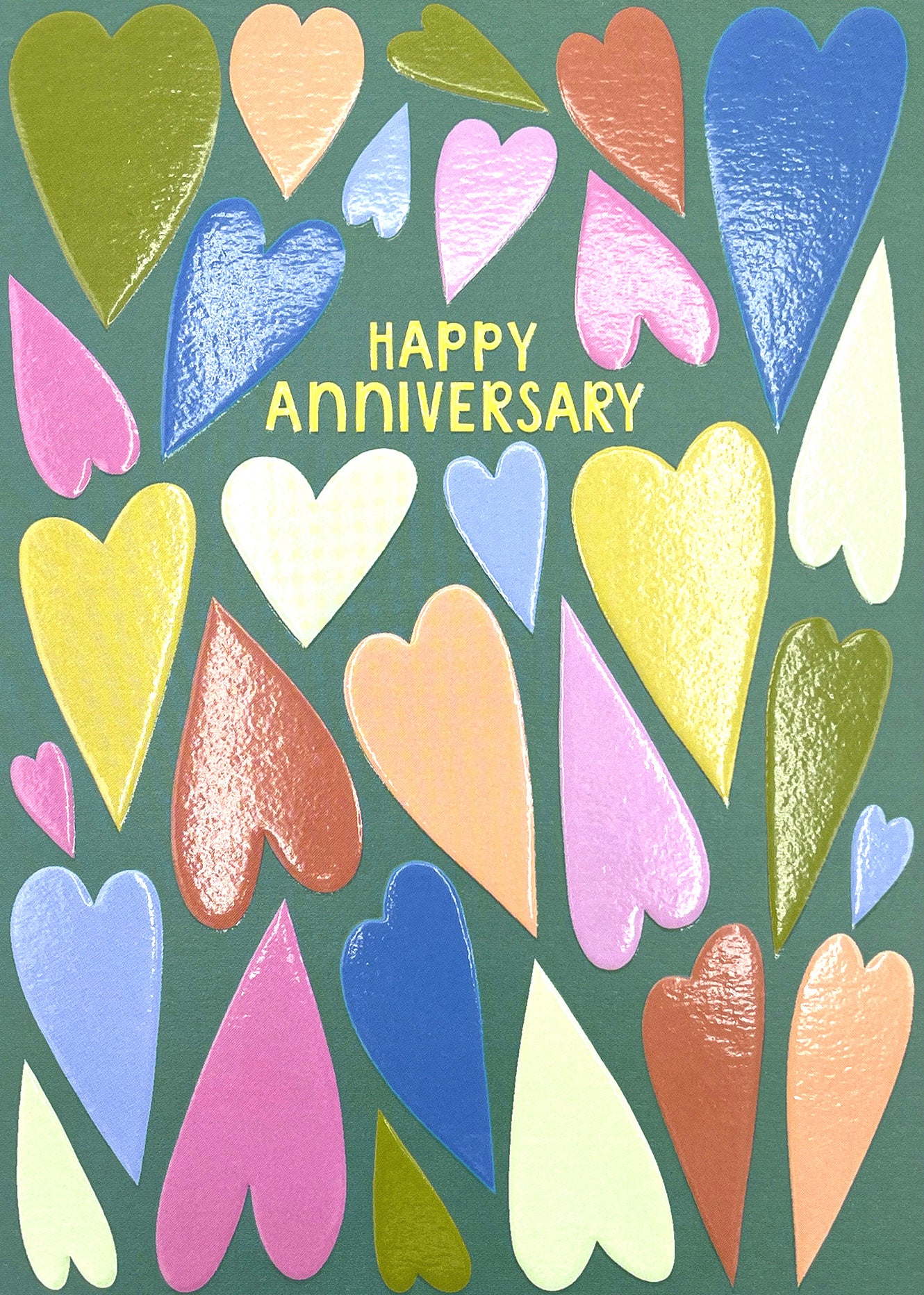 Op deze wenskaart staan hartjes in diverse kleuren met in het midden de tekst: "Happy anniversary".