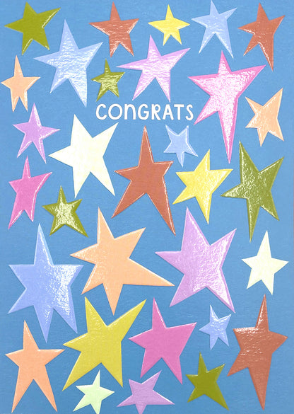 Op deze wenskaart staan sterren in diverse kleuren met in het midden de tekst: "Congrats".