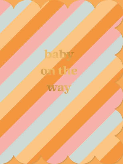 Op deze wenskaart staan lijnen in de kleuren oranje, blauw en roze, met in het midden de tekst: "Baby on the way".
