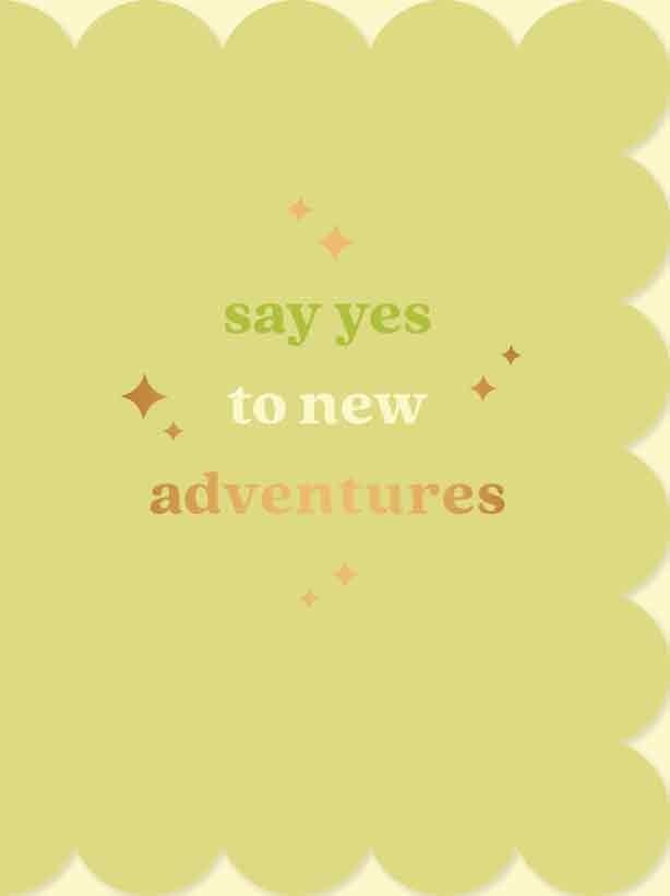 Op deze wenskaart staat de tekst: "Say yes to new adventures" op een groene achtergrond.
