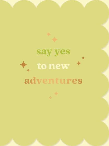 Op deze wenskaart staat de tekst: "Say yes to new adventures" op een groene achtergrond.