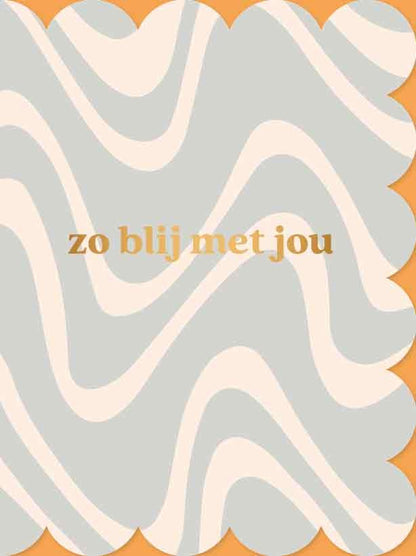 Op deze wenskaart staan lijnen in het licht paars/blauw en beige, met in het midden de tekst: "Zo blij met jou".