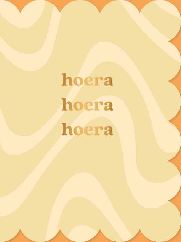 Op deze wenskaart staan lijnen in twee kleuren beige, met in het midden de tekst: "Hoera hoera hoera".