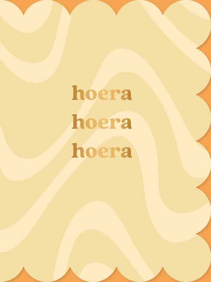 Op deze wenskaart staan lijnen in twee kleuren beige, met in het midden de tekst: "Hoera hoera hoera".