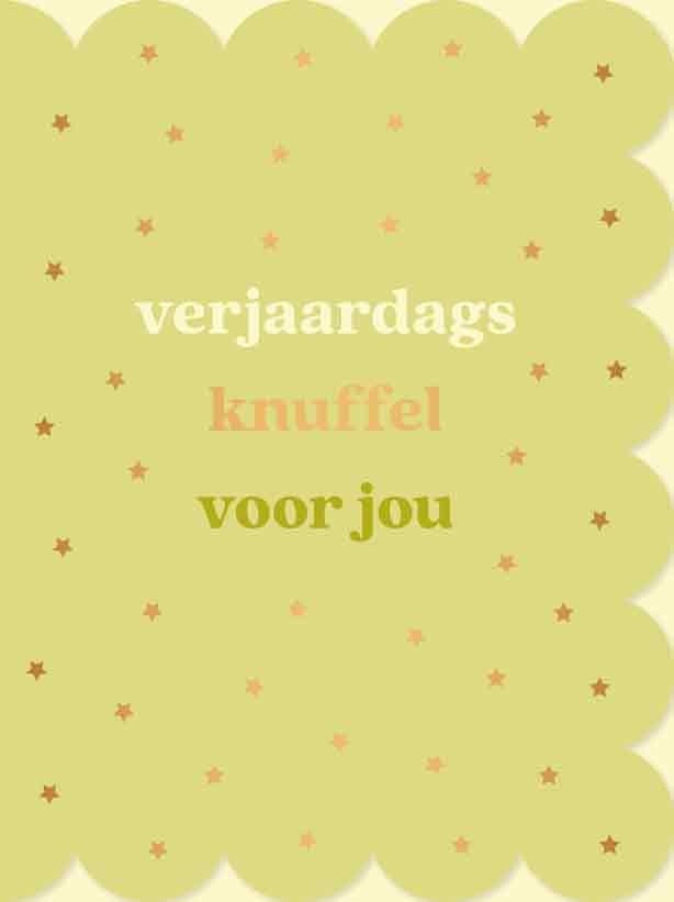 Op deze wenskaart staan gouden sterren op een groene achtergrond met in het midden de tekst: "Verjaardags knuffel voor jou".